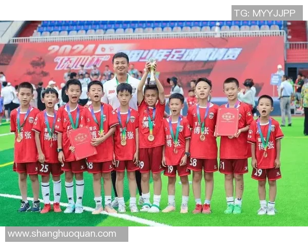 重庆足球队个人能力提升引发热议助力球队崛起与发展