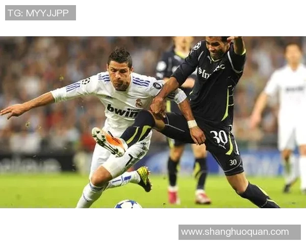 足球明星黑白线条艺术作品展现运动之美与激情的完美结合